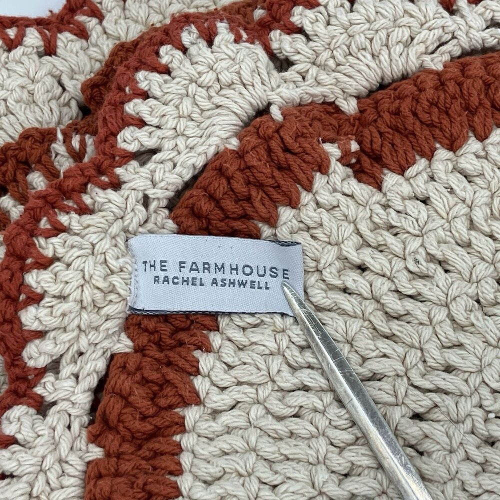Rachel Ashwell Farmhouse Round Placemats (4) 15 in Crocheted Rust Edge - Picture 3 of 7